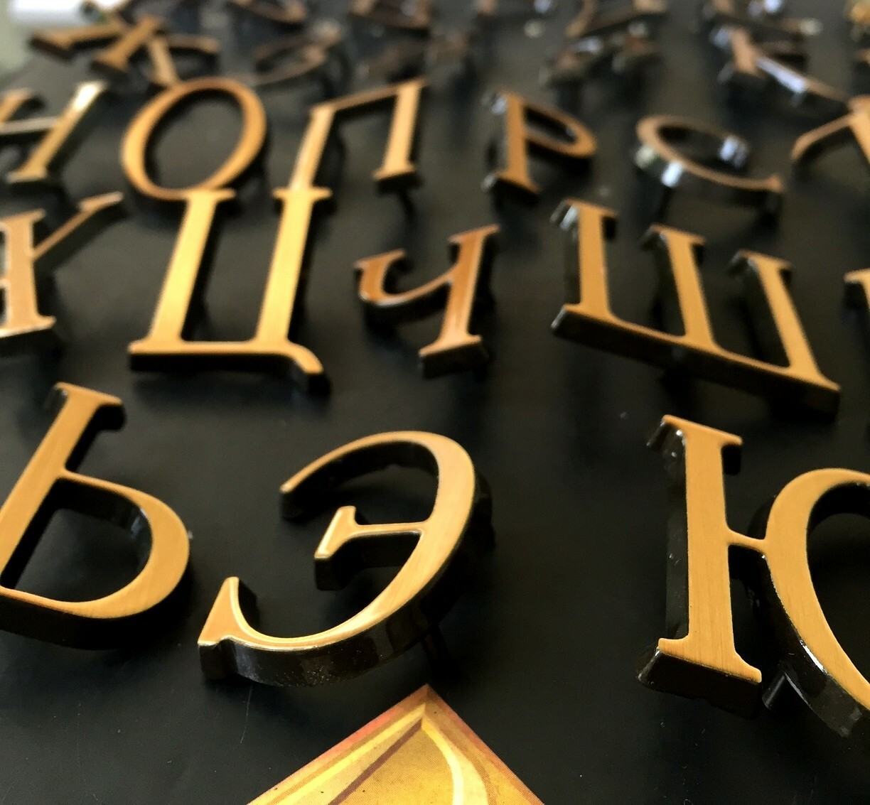 Фото Бронзовые буквы